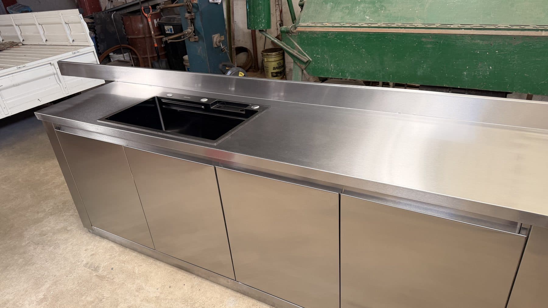 Cocina integral de acero inoxidable con tarja negra